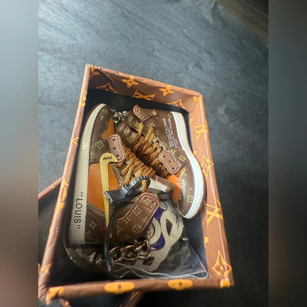 Luxe Inspired High-Top Pair Of Sneaker Keychains With Box! - Picture 11 of 12